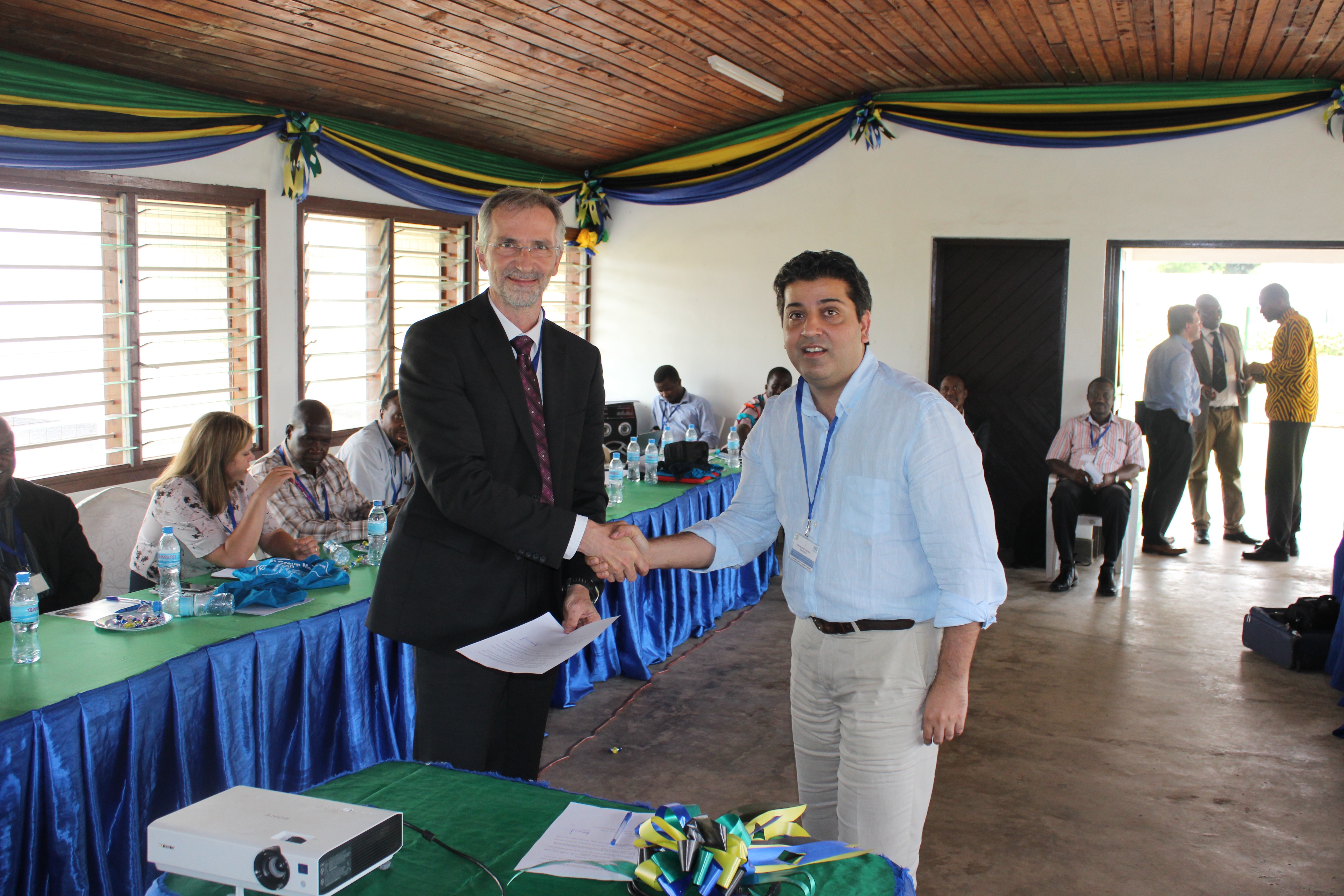 Signature of agreement with Pakistani delegates to licence eLearning SW Credit:ILM