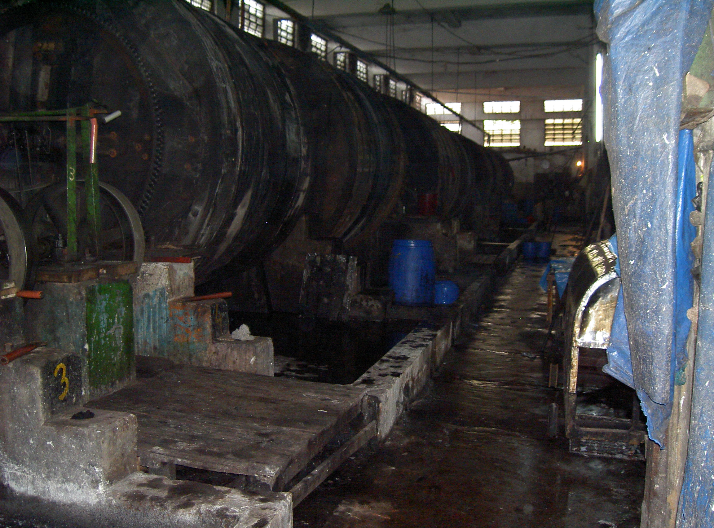 Typical tanning drums in many small and medium tanneries (Bangladesh/Hazaribagh) UNIDO improved chrome tanning, tanning drum modification Re-Tie Bangladesh